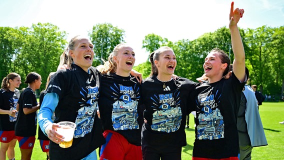 Jubel bei den Fußballerinnen des HSV: © Witters Foto: Tim Groothuis