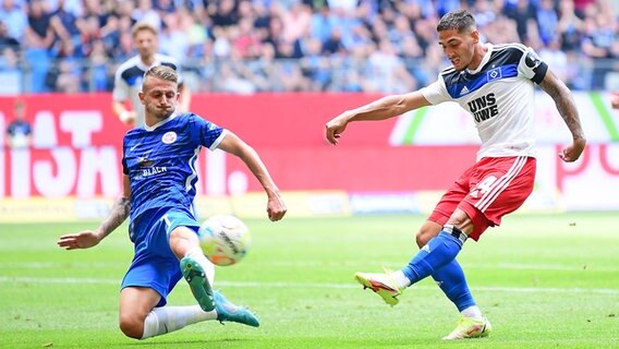 Nico Neidhart (l.) vom FC Hansa Rostock wirft sich in einen Schuss von Ludovit Reis vom Hamburger SV © Witters Foto: Tay DucLam