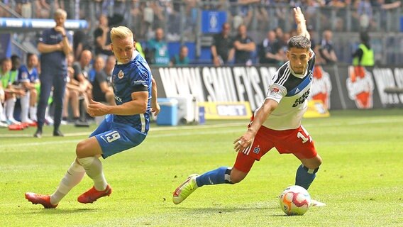 Kai Pröger (l.) vom FC Hansa Rostock im Duell mit Ludovit Reis vom Hamburger SV © IMAGO / Claus Bergmann 