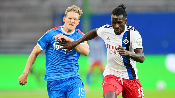 Zweikampf zwischen Kiels Johannes van den Bergh (l.) und Bakery Jatta vom HSV © imago images/Pool/Witters Foto: Valeria Witters