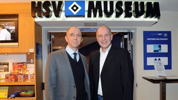 HSV-Museumsleiter Niko Stövhase (l.) und sein Vorgänger Dirk Mansen.  Foto: TimGroothuis