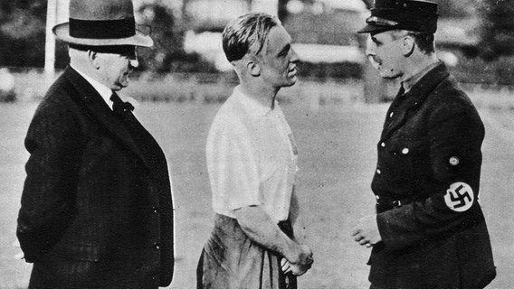 Asbjørn Halvorsen (M.), HSV-Präsident Emil Martens (l.) und der Sportbeauftragte des Gaus Nordmark, Egon-Arthur Schmidt. Am Rothenbaum 1933.  Foto: Stövhase