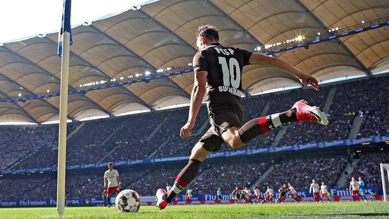 St. Paulis Christopher Buchtmann tritt einen Eckball im Derby gegen den HSV. © imago/MIS 
