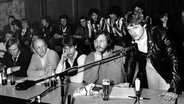 Fans des Hamburger SV und Werder Bremen 1982 beim "Friedensgipfel" in Scheeßel. An dem Treffen nahm auch HSV-Manager Günter Netzer (l.) teil. © picture alliance / dpa | Baum, Werner 