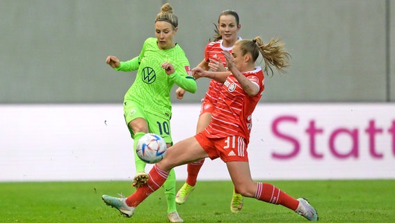 Svenja Huth (l.) vom VfL Wolfsburg im Duell mit Bayern Münchens Georgia Stanway (r.) © IMAGO / Passion2Press 