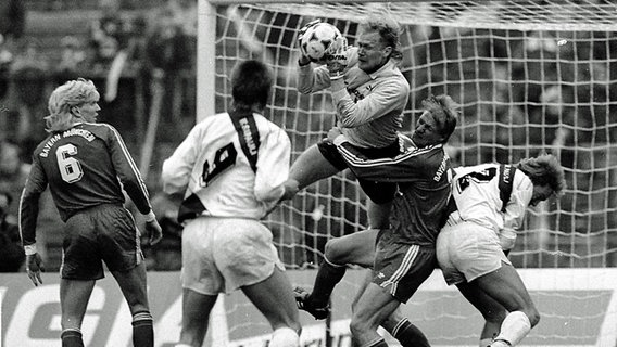 St. Paulis Torwart Volker Ippig fängt im Bundesligaspiel beim FC Bayern München am 2. März 1991 einen Ball. © picture alliance/augenklick 