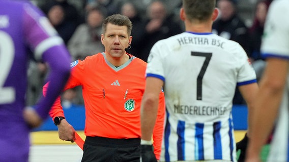 Schiedsrichter Patrick Ittrich beim Spiel VfL Osnabrück gegen Hertha BSC © picture alliance/dpa | Soeren Stache 
