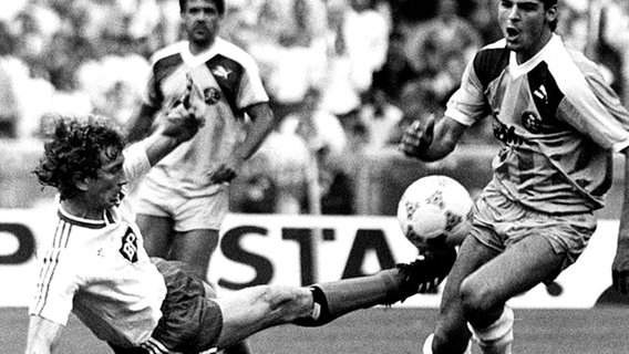 HSV-Abwehrspieler Ditmar Jacobs (l.) kommt vor Stuttgarts Dieter Finke an den Ball. © picture-alliance 