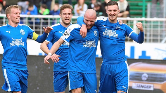 Nach einem Treffer für Carl-Zeiss Jena 2018 umarmen sich Manfred Starke (l.) und Maximilian Wolfram (r.) © picture alliance / augenklick/firo Sportphoto 