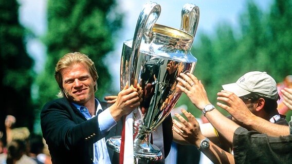 Oliver Kahn 2001 mit der Champions-League-Trophäe © picture alliance / Augenklick/Rauchensteiner 