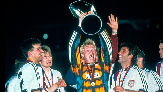 Oliver Kahn jubelt 1996 mit dem UEFA-Cup. © picture alliance / Augenklick/Rauchensteiner 
