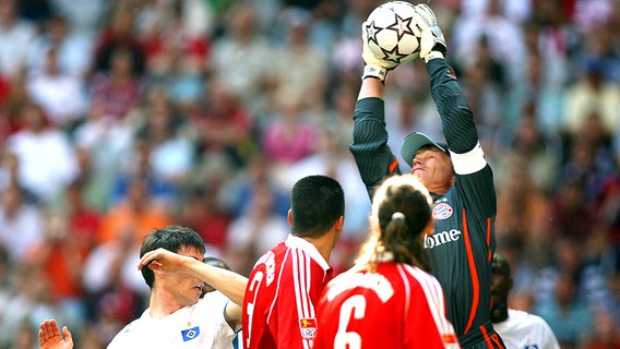 Bayern-Keeper Oliver Kahn in Aktion © picture-alliance / Pressefoto ULMER 