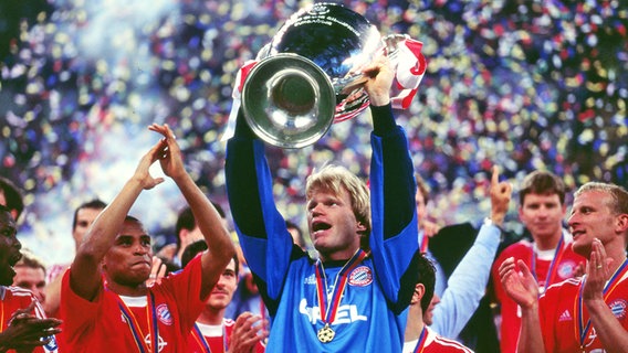 Oliver Kahn mit dem Champions-League-Pokal 2001 © picture-alliance / augenklick/sampics 