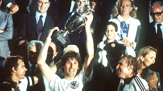 Manfred Kaltz mit dem EM-Pokal nach dem Sieg im Finale 1980 gegen Belgien © picture-alliance / dpa 