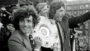 Der HSV feiert die Meisterschaft 1979: Kevin Keegan (l.) und Manfred Kaltz mit der Schale. Im Hintergrund: Horst Hrubesch. © Witters Foto: Wilfried