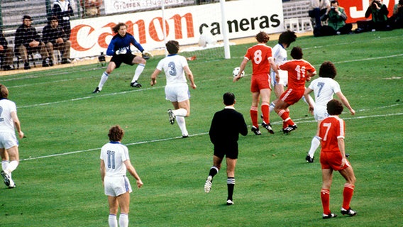 HSV-Torhüter Rudi Kargus kassiert einen Treffer durch Stürmer John Robertson. Die Hamburger verlieren im Mai 1980 in Madrid das Endspiel des Europapokalwettbewerbs der Landesmeister gegen Nottingham Forest mit 0:1. © dpa 