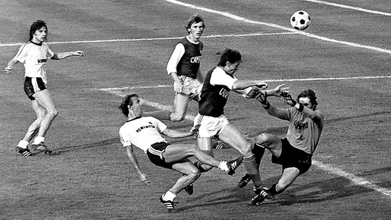 Keeper Rudi Kargus (r.) und der HSV verlieren im August 1974 das DFB-Pokalfinale in Düsseldorf gegen Eintracht Frankfurt mit 1:3 nach Verlängerung. © dpa 