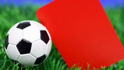 Ein Fußball liegt neben einer Roten Karte Ein Fußball liegt neben einer Roten Karte © picture alliance