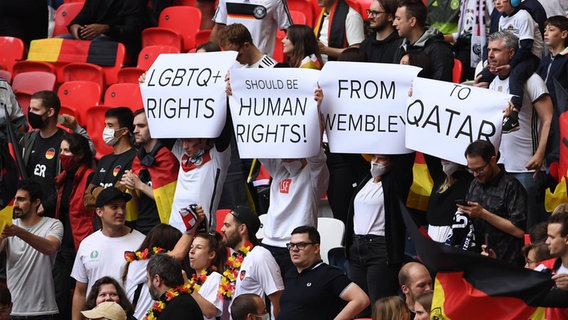 Fans der Deutschen Nationalmannschaft zeigen auf der auf der Tribüne Schilder © IMAGO / ULMER Pressebildagentur 