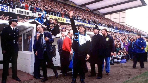 Kevin Keegan winkt den Fans von Newcastle Unites im St. James' Park © imago/Colorsport 