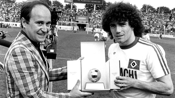 Jacques Thibert (Chefredakteur France Football, l.) überreicht Kevin Keegan die Auszeichnung zu Europas Fußballer des Jahres 1978. © Witters 