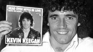 Kevin Keegan posiert mit seiner Hitsingle "Head Over Heals In Love" © IMAGO / WEREK 