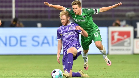 Sebastian Kerk (l.) vom VfL Osnabrück im Duell mit Dominik Kaiser von Hannover 96 © IMAGO / osnapix 