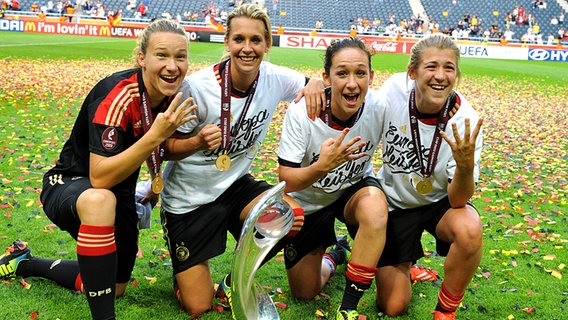 Josephine Henning (v.l.), Lena Goeßling, Nadine Keßler und Luisa Wensing bejubeln den EM-Titel. © picture alliance / dpa Foto: Carmen Jaspersen/dpa