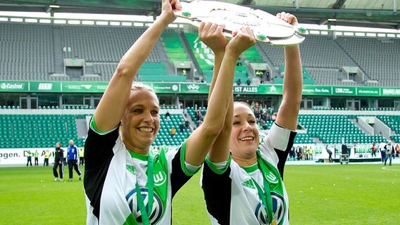 Lena Goeßling (l.) und Nadine Keßler bejubeln die deutsche Meisterschaft © imago/Christian Schroedter 