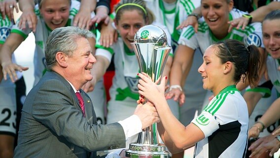 Nadine Keßler (l.) erhält von Bundespräsident Joachim Gauck den DFB-Pokal © picture alliance / Sven Simon Foto: Sven Simon