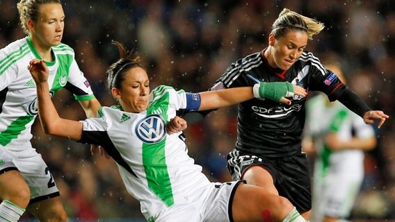 Nadine Keßler vom VfL Wolfsburg im Zweikampf mit Camille Abily von Olympique Lyon (r.). © picture alliance/AP Photo Foto: Kirsty Wigglesworth