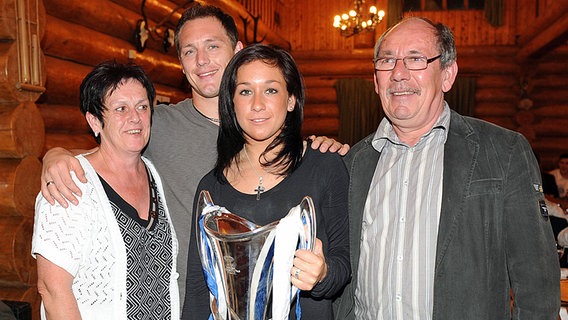 Nadine Keßler (M.) feiert mit ihrer Mutter Ruth, Bruder Thorsten und Vater August (v.l.) den Champions-League-Sieg 2010 von Turbine Potsdam in Madrid © imago/Matthias Koch 