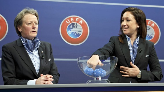 UEFA-Abteilungsleiterin Nadine Keßler (r.) bei der Auslosung eines Nachwuchsturniers mit der Norwegerin Kare Espelund. © picture alliance/KEYSTONE Foto: SALVATORE DI NOLFI