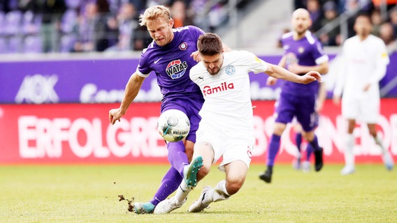 Aleksandar Ignjovski (v.) von Holstein Kiel im Duell mit Aues Jan Hochscheidt © imago images / Picture Point 