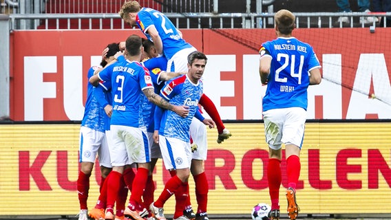 Jubel bei den Fußballern von Holstein Kiel © picture alliance/dpa 