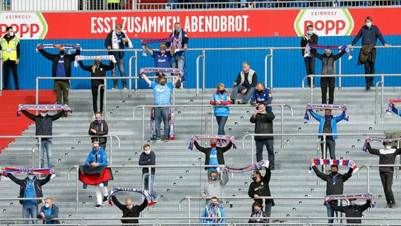 Fans auf Abstand im Stadion von Holstein Kiel © IMAGO / Claus Bergmann 
