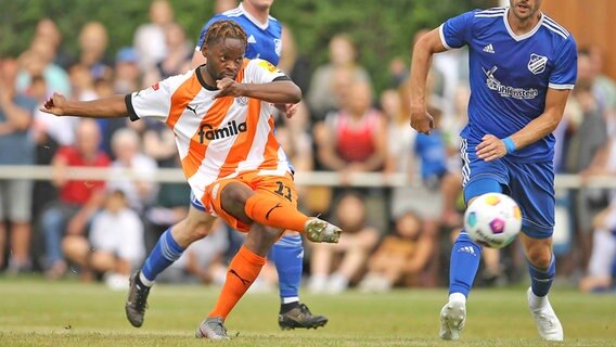 Ba-Muaka Simakala von Holstein Kiel © IMAGO / Claus Bergmann 