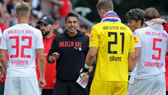 Holstein-Kiel-Trainer Marcel Rapp (Mitte) mit seiner Mannschaft © picture alliance / contrastphoto | O.Behrendt 