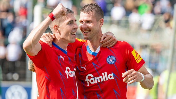 Die Kieler Holmbert Friojonsson (l.) und Marko Ivezic © picture alliace / DPA 