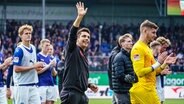 Trainer Marcel Rapp und seine Spieler von Holstein Kiel jubeln den Fans zu © IMAGO/Eibner-Pressefoto Foto: Marcel von Fehrn