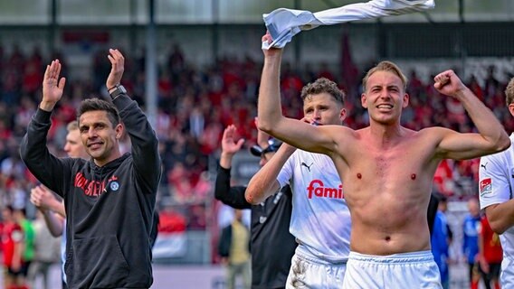 Trainer Marcel Rapp (l.) von Holstein Kiel mit Spieler Timo Becker © IMAGO/RHR-Foto 