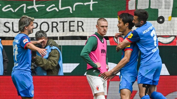Kiels Spieler bejubeln einen Treffer © picture alliance Foto: Armin Weigel