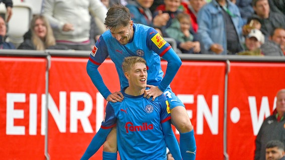 Jubel bei Armin Gigovic (oben) und Alexander Bernhardsson von Holstein Kiel © picture alliance / SvenSimon | Frank Hoermann/SVEN SIMON 