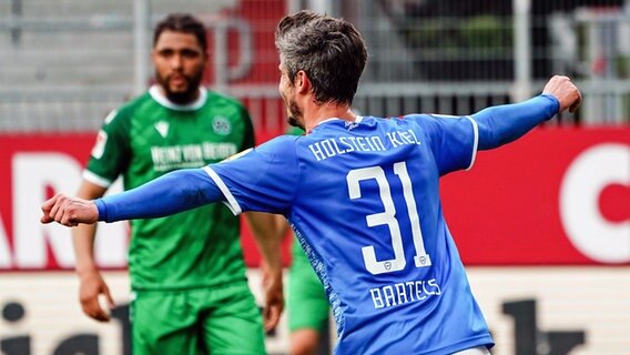 Kiels Fin Bartels (l.) jubelt gegen Hannover 96 © picture alliance/dpa | Axel Heimken 