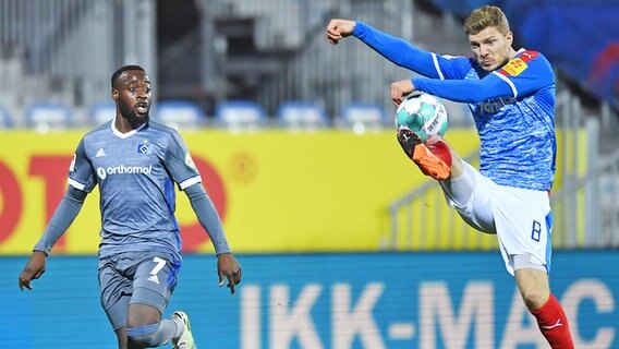 Alexander Mühling (r.) von Holstein Kiel im Duell mit Khaled Narey vom Hamburger SV © Witters Foto: Valeria Witters