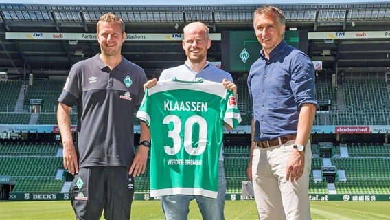 Trainer Florian Kohfeldt, Neuzugang Davy Klaassen und Sportchef Frank Baumann (v.l.) von Werder Bremen © imago/Nordphoto 