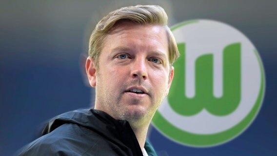 Florian Kohfeldt vor einem VfL-Wolfsburg-Logo © imago images 