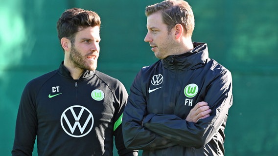 Wolfsburgs neuer Cheftrainer Florian Kohfeldt (r.) spricht mit Athletiktrainer Christoph Tebel. © dpa-Bildfunk 