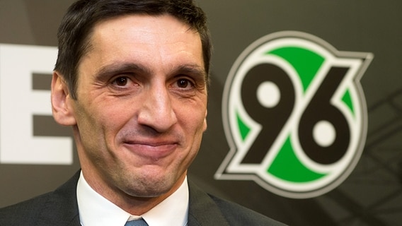 Cheftrainer Tayfun Korkut von Hannover 96 © picture alliance / dpa Foto: Julian Stratenschulte