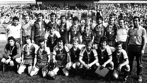 Claus Kreul (hinten ganz rechts) während seiner Zeit als Trainer vom 1. FC Magdeburg © imago / ND-Archiv Foto: ND-Archiv